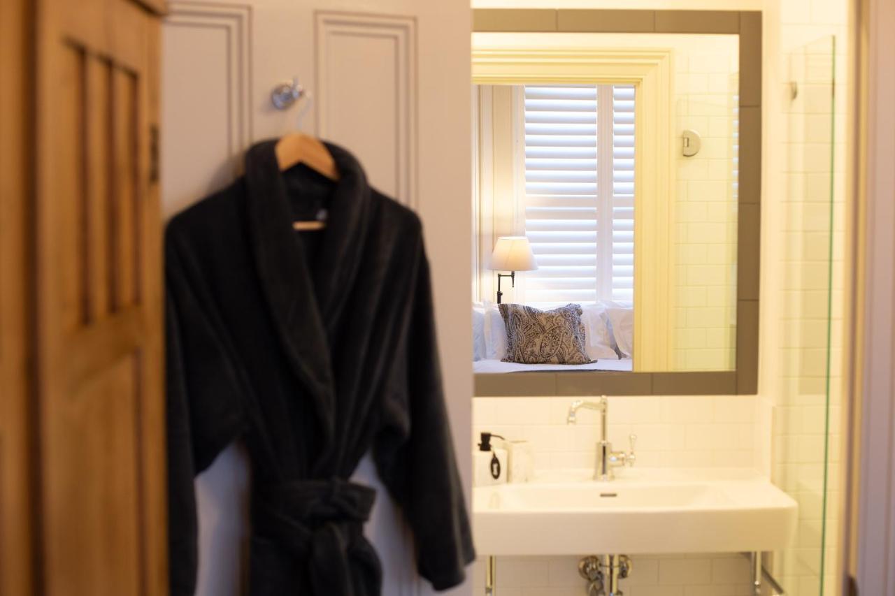 桑迪湾The Rivulet住宿加早餐旅馆 外观 照片 A bathrobe hanging on a bathroom door