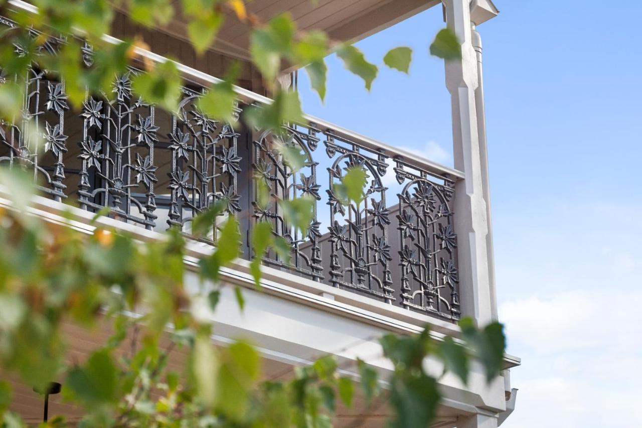 桑迪湾The Rivulet住宿加早餐旅馆 外观 照片 Ironwork on the balcony of the house