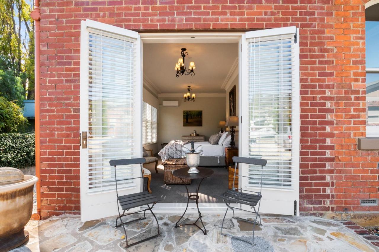 桑迪湾The Rivulet住宿加早餐旅馆 外观 照片 A set of French doors open to a patio