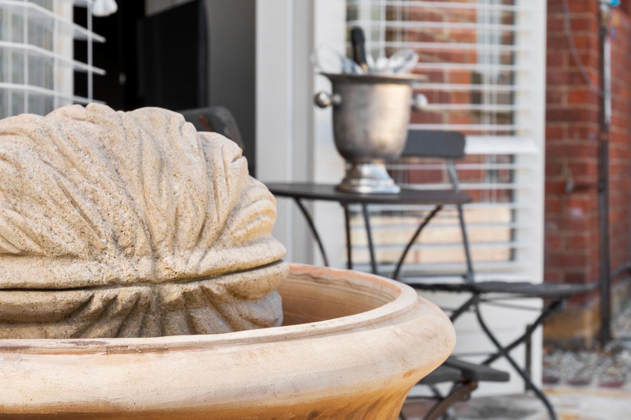 桑迪湾The Rivulet住宿加早餐旅馆 外观 照片 Fountain at the front door